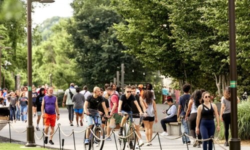 Pedestres e ciclistas compartilham um trecho da Atlanta Beltline, projetada para promover deslocamentos seguros e ativos na cidade.