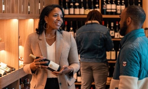 Sarah Pierre, proprietária da 3 Parks Wine Shop, conversa com clientes dentro de sua loja ao longo da Atlanta Beltline. 