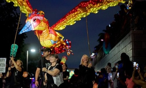 Participantes carregam lanternas iluminadas durante a Atlanta Beltline Lantern Parade, que reúne dezenas de milhares de pessoas todos os anos. 