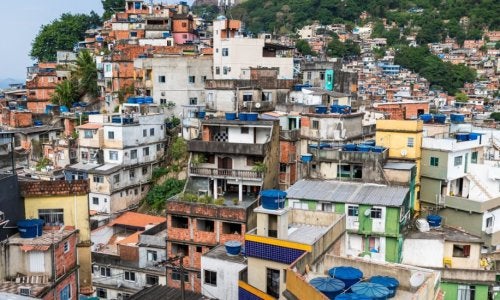 A Rocinha, no Rio de Janeiro, é a maior favela do Brasil. 
