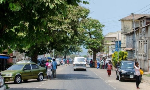 Rua arborizada em Freetown, Serra Leoa: a iniciativa Freetown the Treetown já plantou mais de 1 milhão de árvores na cidade.