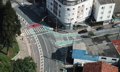vista aérea de uma rua, com pinturas no asfalto que sinalizam que as calçadas estão ampliadas