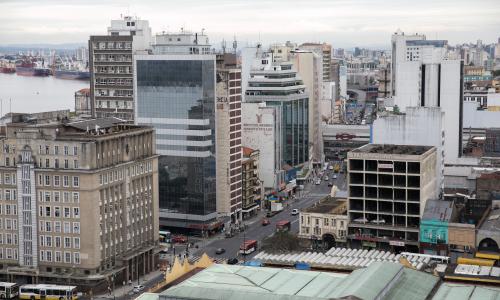 Edifícios mais eficientes contribuem para criar oportunidades econômicas, sociais e ambientais. Na foto, região central de Porto Alegre (foto: Daniel Hunter/WRI Brasil)