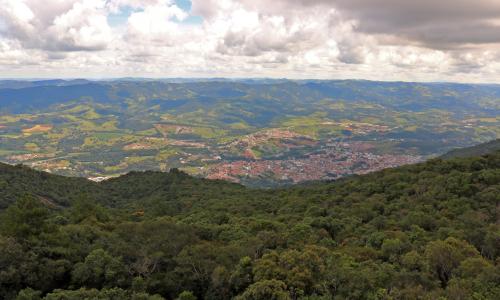 Florestas restauradas e conservadas em Extrema, no Brasil, protegem o abastecimento de água de São Paulo. (Foto: James Anderson/WRI)