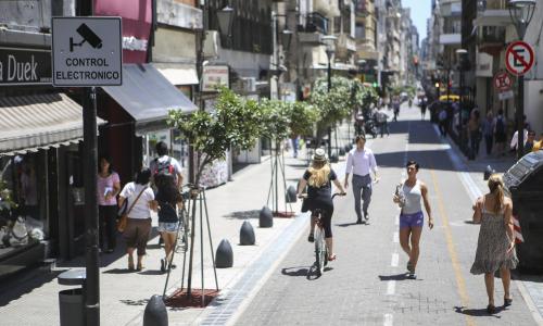 rua de buenos aires acolhedora para pedestres e ciclistas