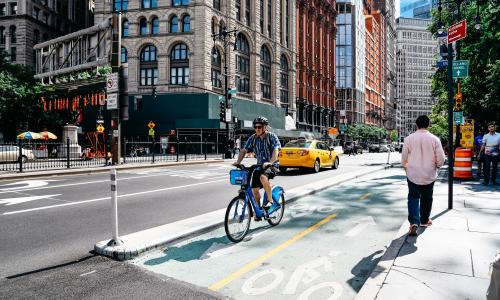 Ciclista idoso utilizando infraestrutura segura em Nova York 