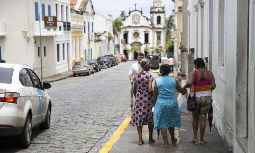 Pedestres em calçada de Olinda