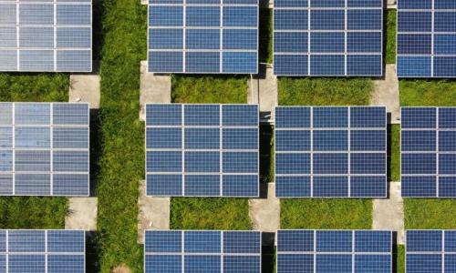 painéis solares reunidos em uma espécie de fazenda de geração de energia solar