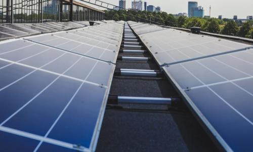 imagem mostra painéis solares no topo de um prédio