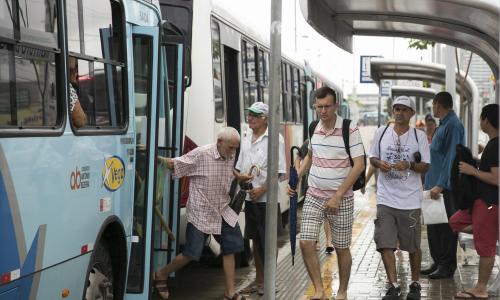 Passageiros de ônibus em Fortaleza, Ceará 