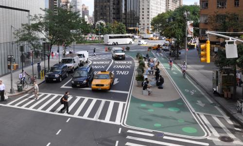 broadway, em nova york, com calçadas estendidas para maior segurança dos pedestres