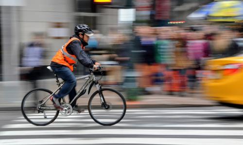 homem pedala em rua de nova york