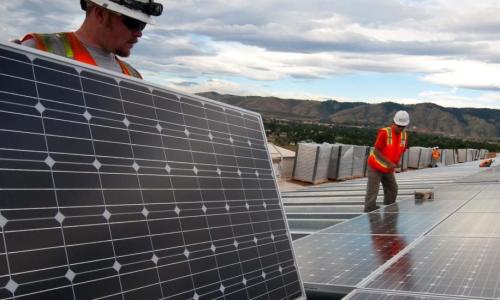 homens trabalham em painel solar
