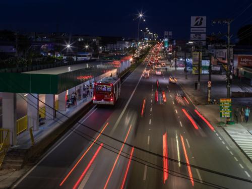 imagem noturna de rua com carros em alta velocidade