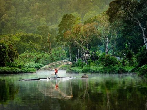 homem pesca no lago gunung na indonesia