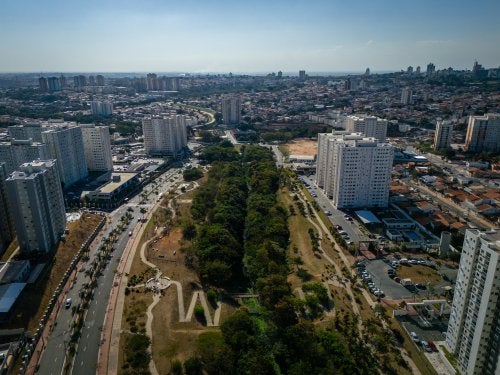 foto aérea de parque linear em campinas
