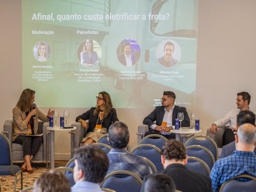 pessoas assistem apresentação
