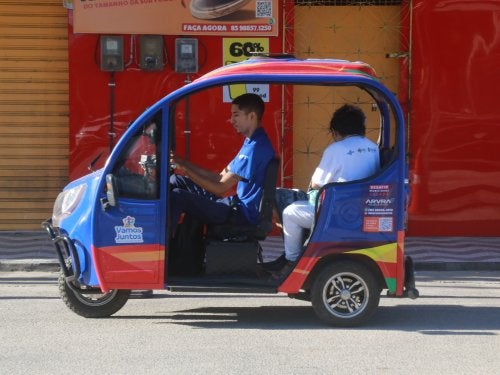 Usuários da solução Vamos Juntos utulizando o tuk-tuk em Fortaleza