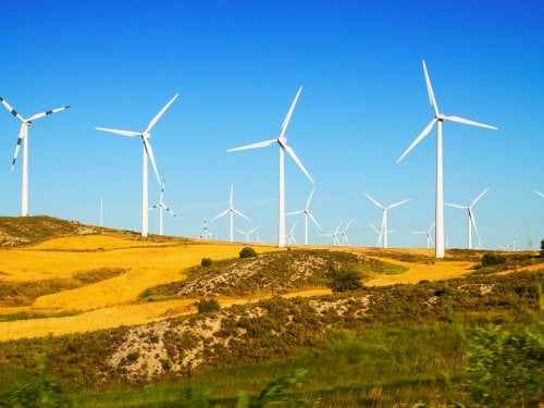 Turbina eólica com céu azul