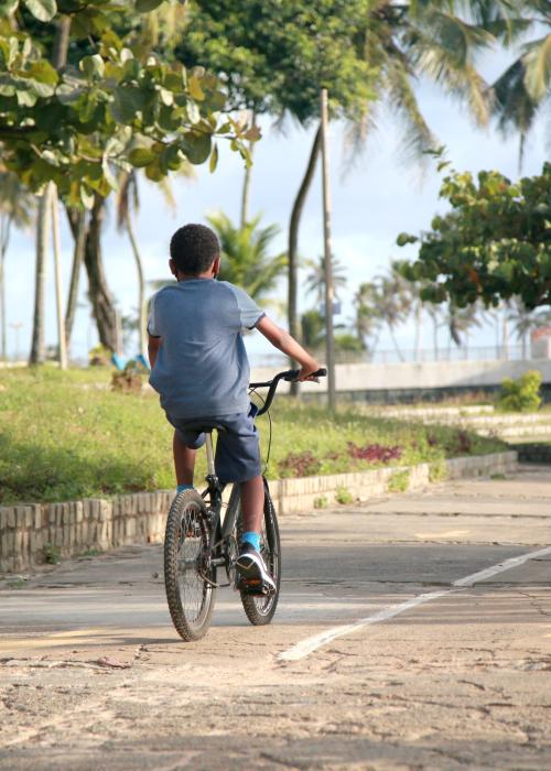 homem e menino andam de bicicleta em parque