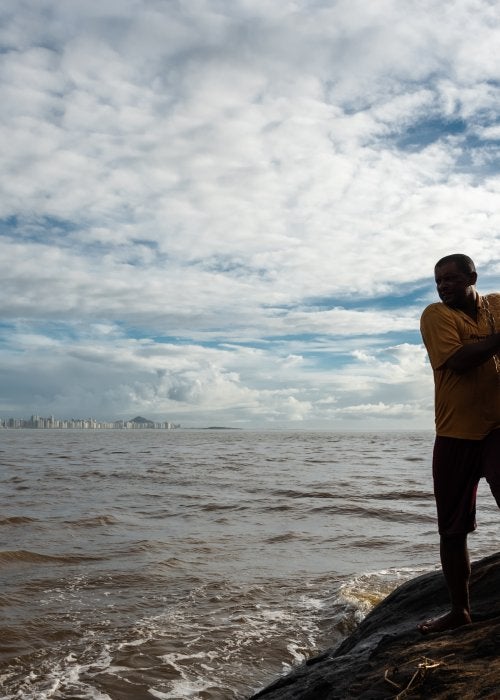 Homem jogando rede de pesca em Rio Jucu - Espírito Santo (ES) 