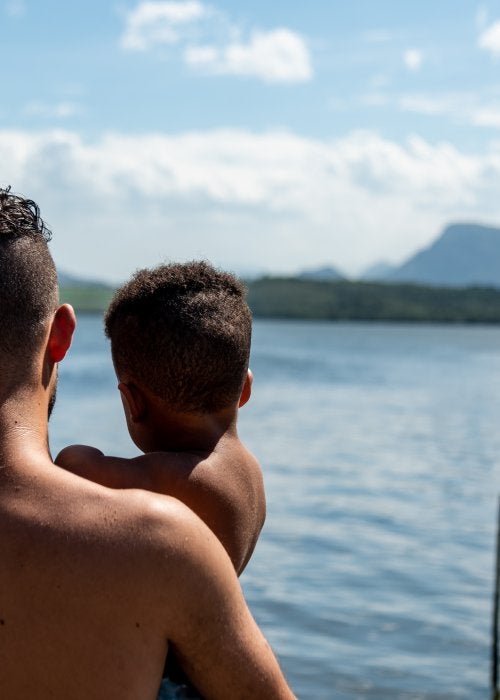 Foto representativa de clima, com um pai e seu filho observando o horinzonte na região de Santa Maria, Espírito Santo em 2021.