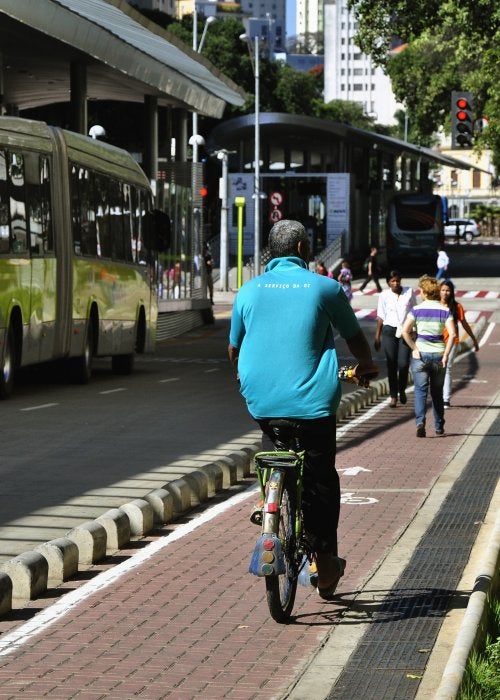 Homem andando de bicicleta em ciclofaixa.