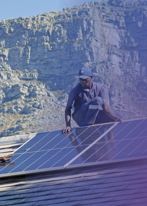 pessoas instalam painel solar