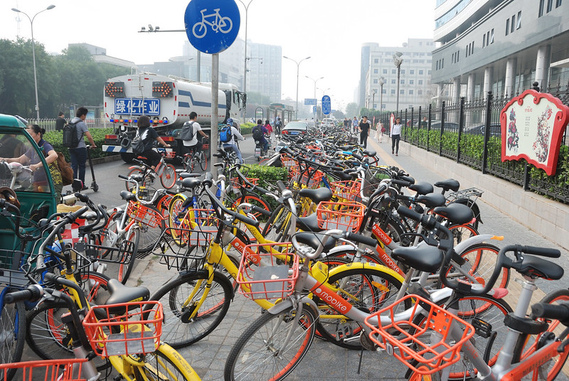 <p>Sem uma gestão efetiva, calçadas invadidas pelas bicicletas, como essa, podem trazer desafios para as cidades (Foto: Ykanazawa1999/Flickr)</p>