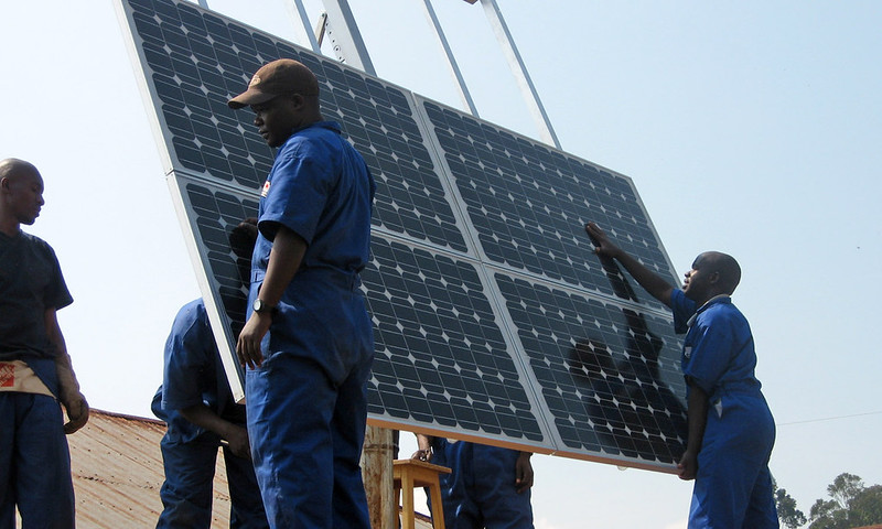 <p>Trabalhadores instalam painel solar</p>